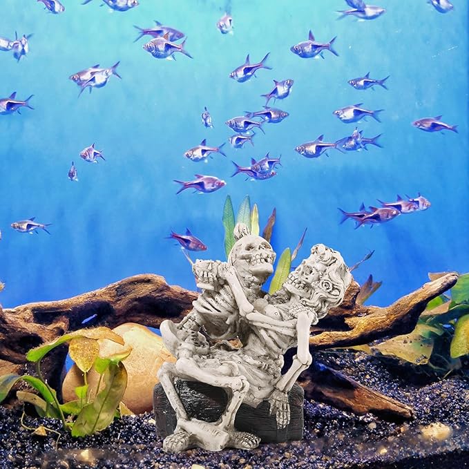 Enchanting Aquarium Decor - 4.8" H Resin Hugging Skeletons Ornament for Fish Tanks - Unique Underwater Gothic Theme - Ideal for Halloween, Aquatic Lovers, and Collectors