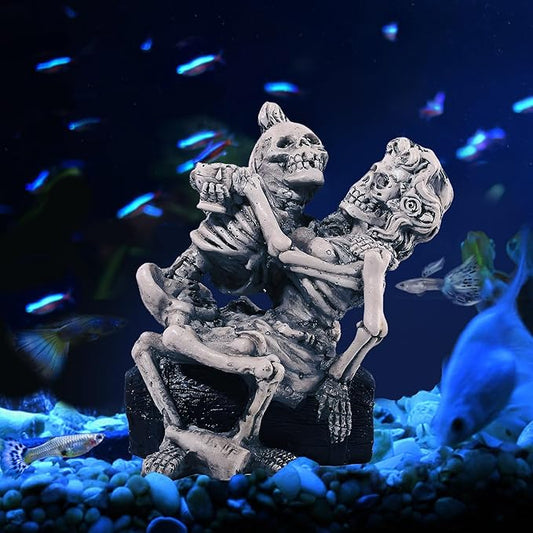 Enchanting Aquarium Decor - 4.8" H Resin Hugging Skeletons Ornament for Fish Tanks - Unique Underwater Gothic Theme - Ideal for Halloween, Aquatic Lovers, and Collectors